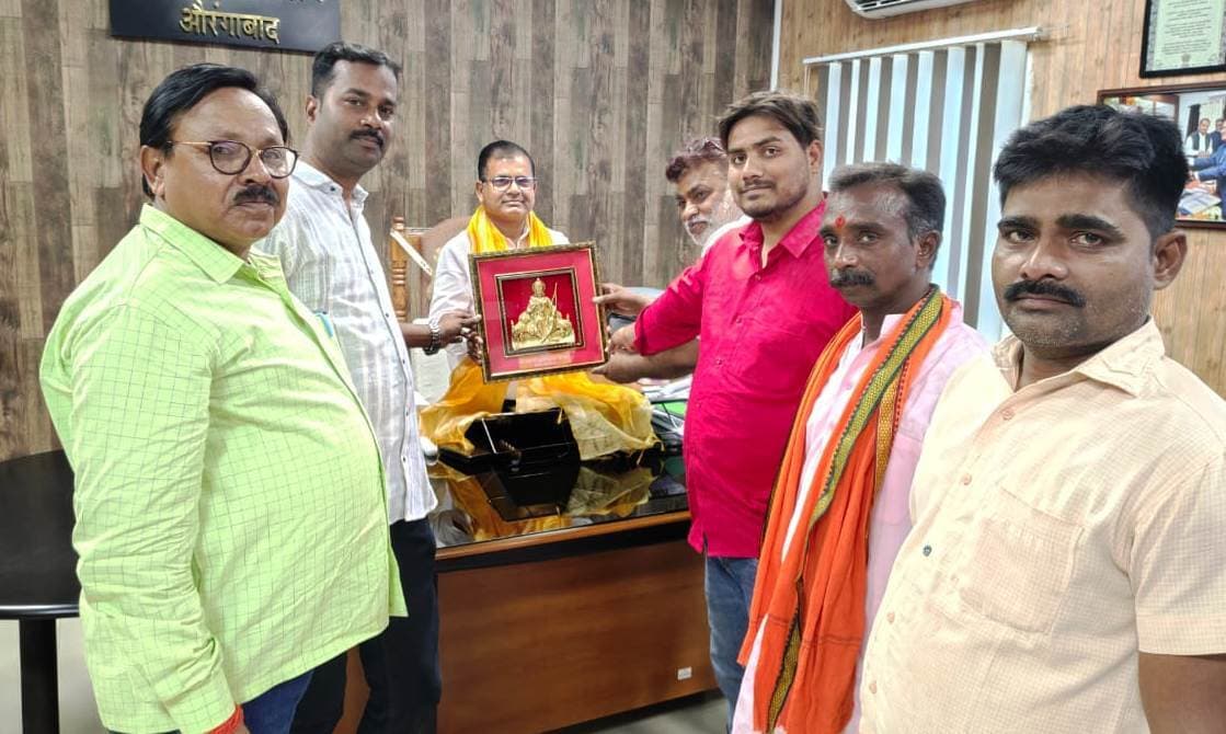 अधिकारियों को किया सम्मानित