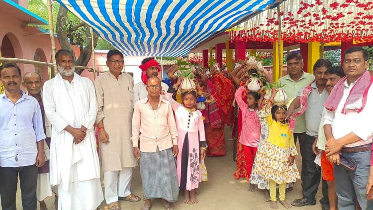 तीन दिवसीय अखंड हरिनाम संकीर्तन को निकाली कलशयात्रा