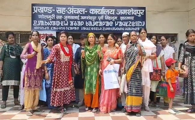 Jamshedpur news. मंईयां सम्मान योजना से वंचित महिलाओं का प्रखंड कार्यालय में हंगामा