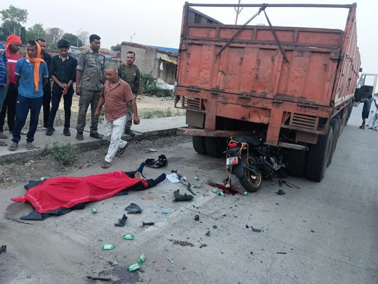 कोलकाता से नेपाल जा रहे राइडर की बाइक दुर्घटना में मौत