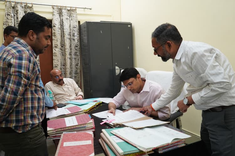 Jamshedpur news. कार्यालयों में अनिवार्य रूप से बायोमीट्रिक से उपस्थिति अनुपालन करने का निर्देश