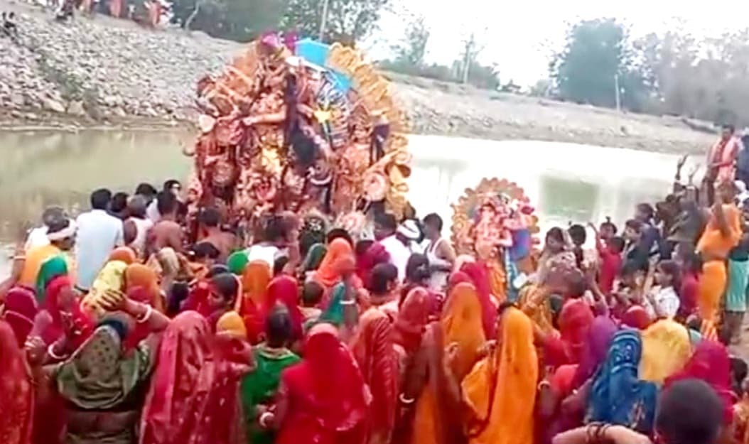 अगले वर्ष फिर आना की पुकार के साथ मां दुर्गा को दी विदाई