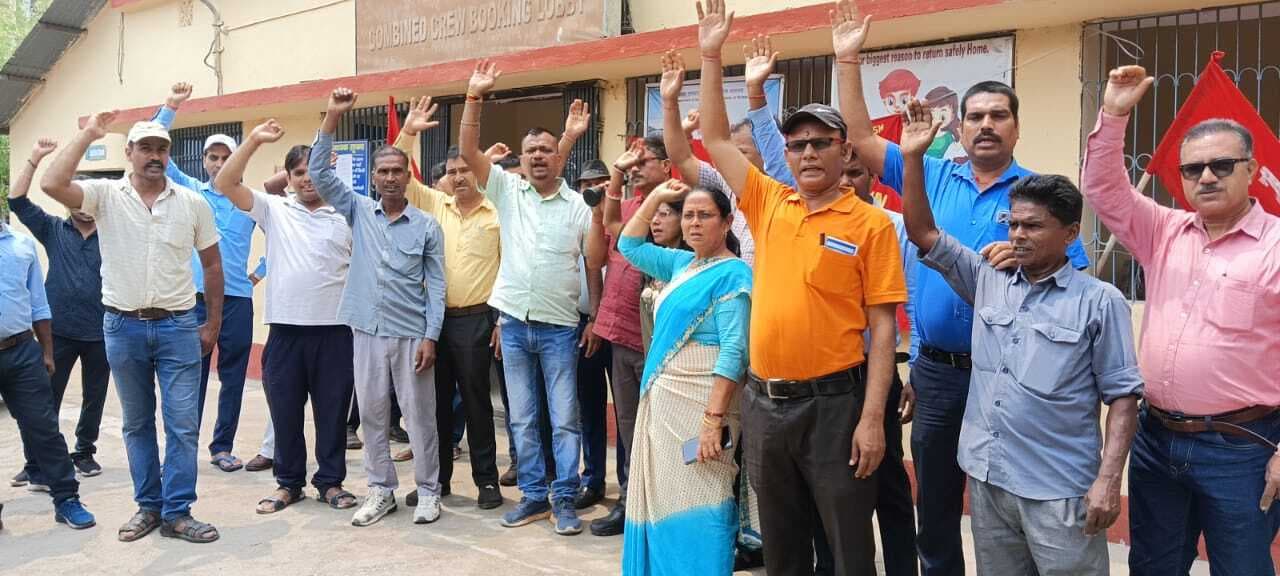 ईस्टर्न रेलवे मेंस यूनियन ने एंटी रनिंग स्टाफ पॉलिसी का किया विरोध
