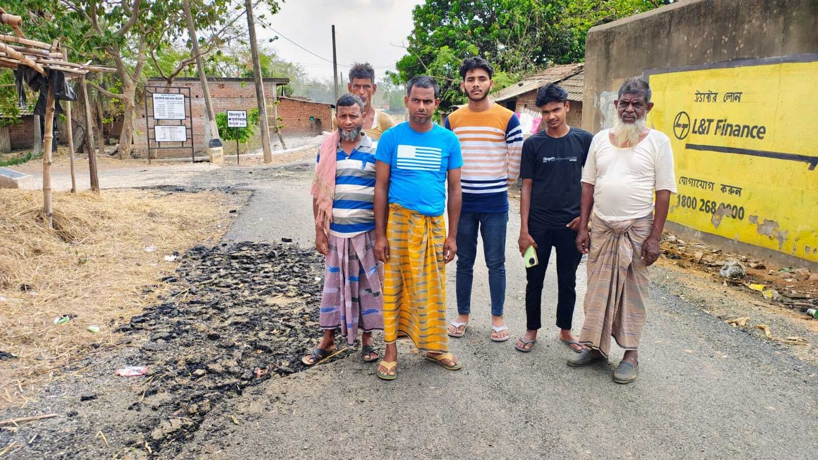 निर्माण के अगले दिन ही उखड़ने लगी सड़क, ग्रामीणों ने जताया विरोध