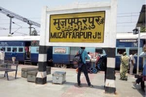 चलती लिफ्ट अचानक बंद, नहीं थे ट्रेन के यात्री