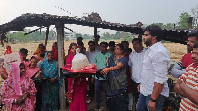 अग्नि पीड़ित परिवारों के बीच राहत सामग्री वितरित