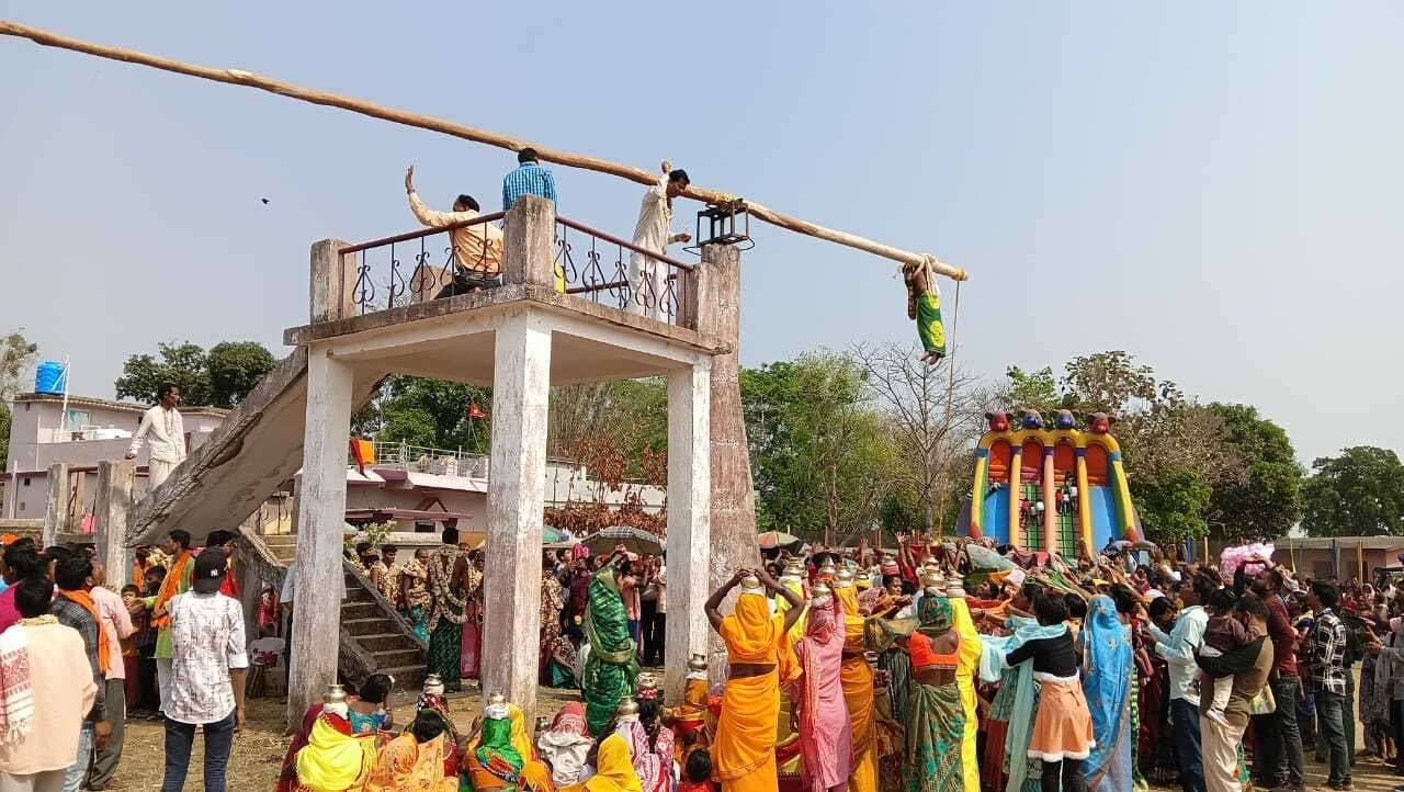 भोक्ताओं ने बनस झूला से बरसाये आस्था के फूल