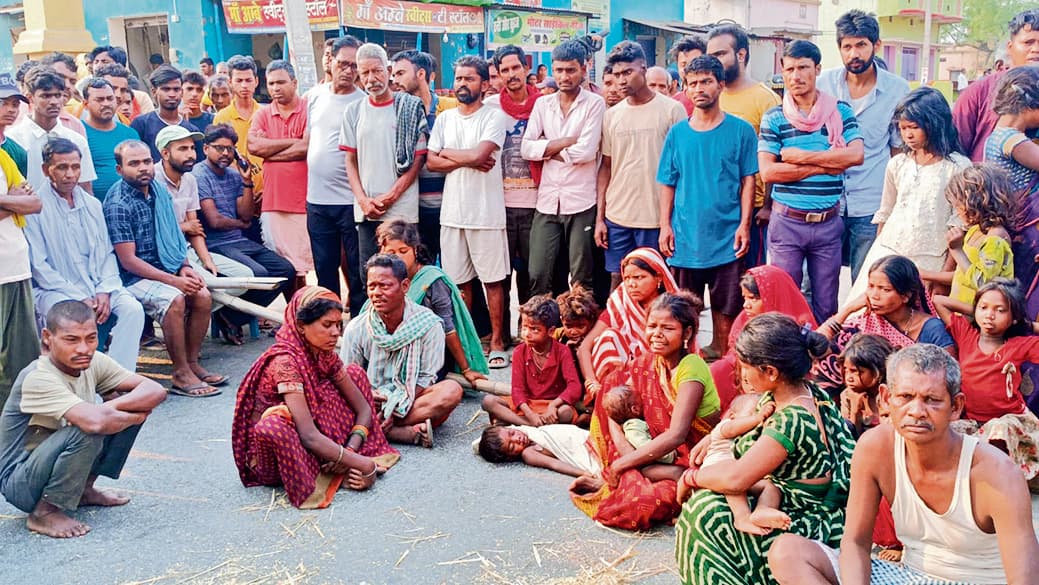 ननिहाल गये पांच वर्षीय बच्चे की मैजिक वाहन की चपेट में आने से मौत, हंगामा