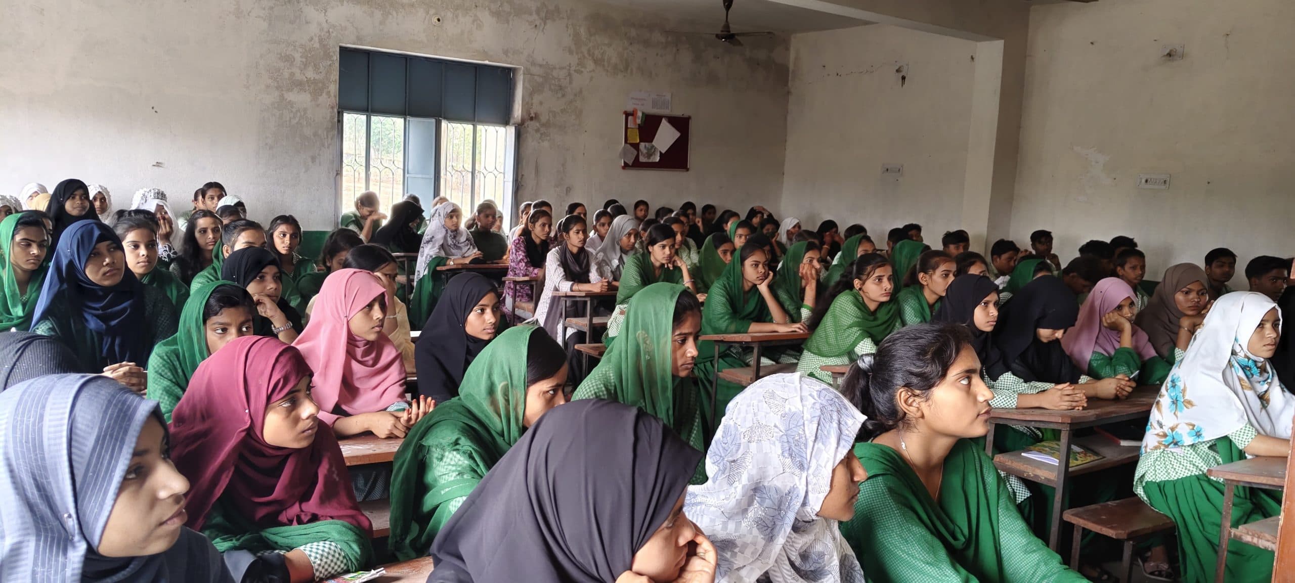 Giridih News :अनजान लोगों का मैसेज व फोन आने पर सावधान रहें : थानेदार