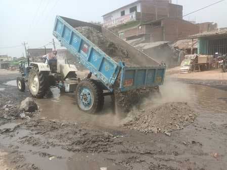 मंत्री की पहल पर भरा गया सड़क का गड्ढ़ा