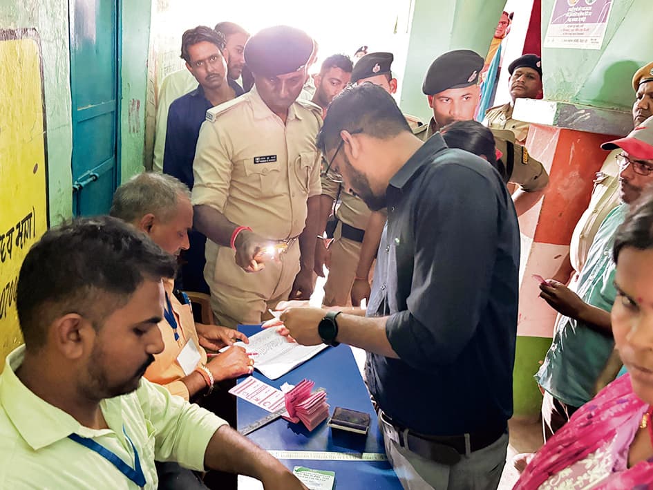 Jehanabad : डीएम ने पैक्स चुनाव के दौरान मतदान केंद्र का किया निरीक्षण