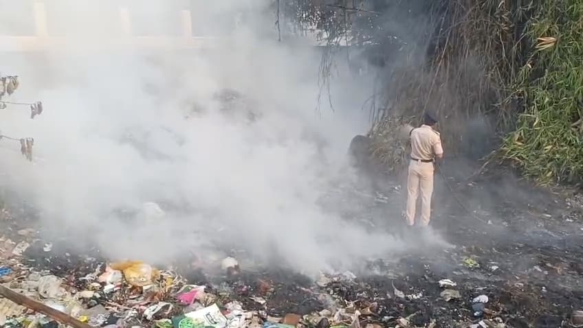 मनेर में रिहायसी इलाके में कूड़े में लगी आग, अफरातफरी