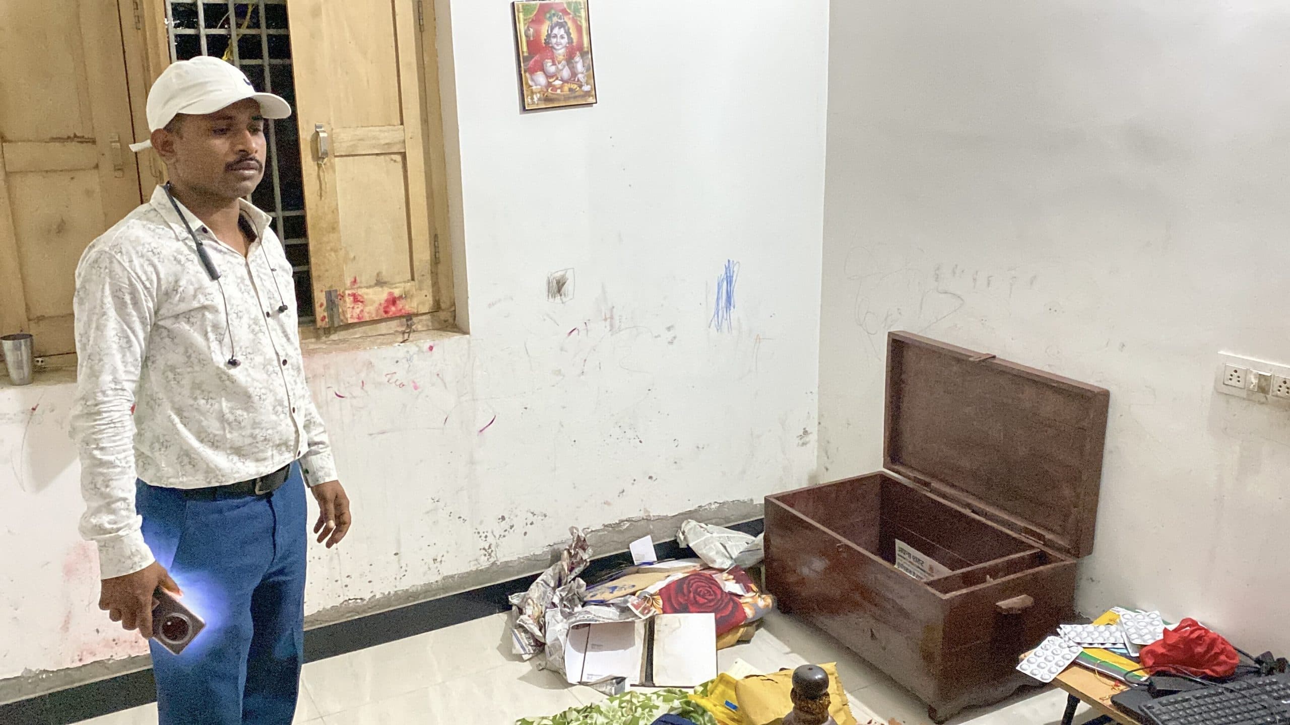 Giridih News :बंद घर से जेवरात समेत दो लाख नगदी चोरी