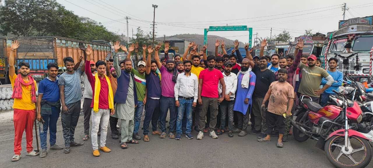 Bokaro News : विस्थापितों ने निकाला मशाल जुलूस