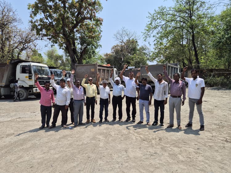 East singhbhum news: मांगों को लेकर रियर गेट चार घंटे जाम