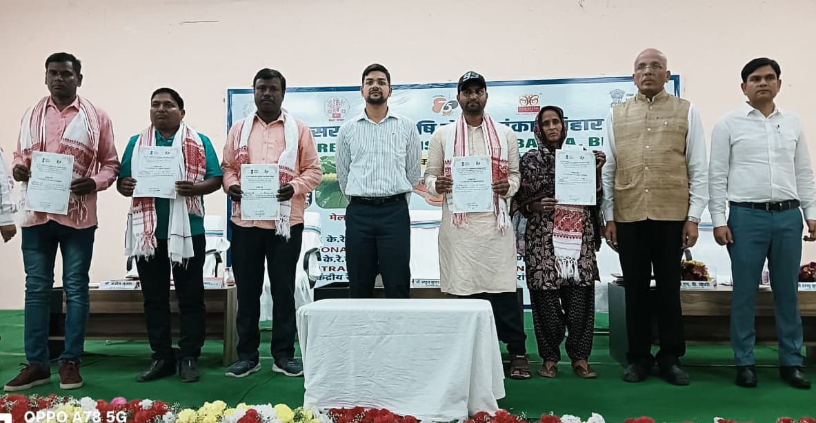 रोजगार सृजन व आय में तसर रेशम उद्योग की भूमिका महत्वपूर्ण : डीएम