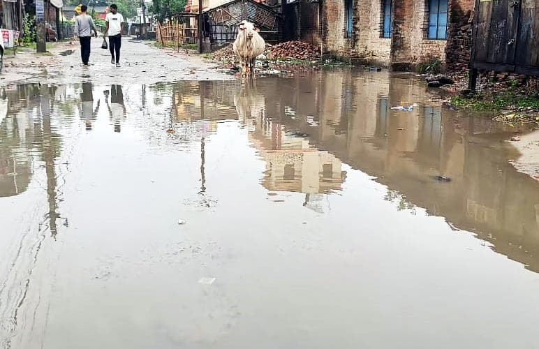 आंधी व मेघ गर्जन के साथ बारिश से जनजीवन हुआ अस्त-व्यस्त