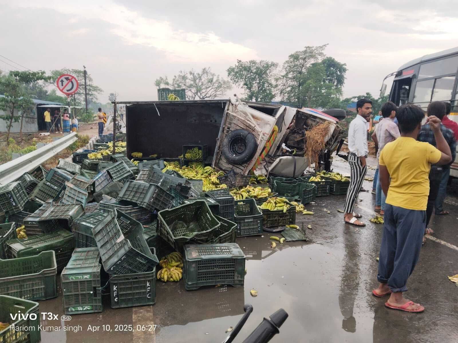 Motihari : टैंकर से टक्कर के बाद पिकअप के उड़े परखच्चे, चालक घायल