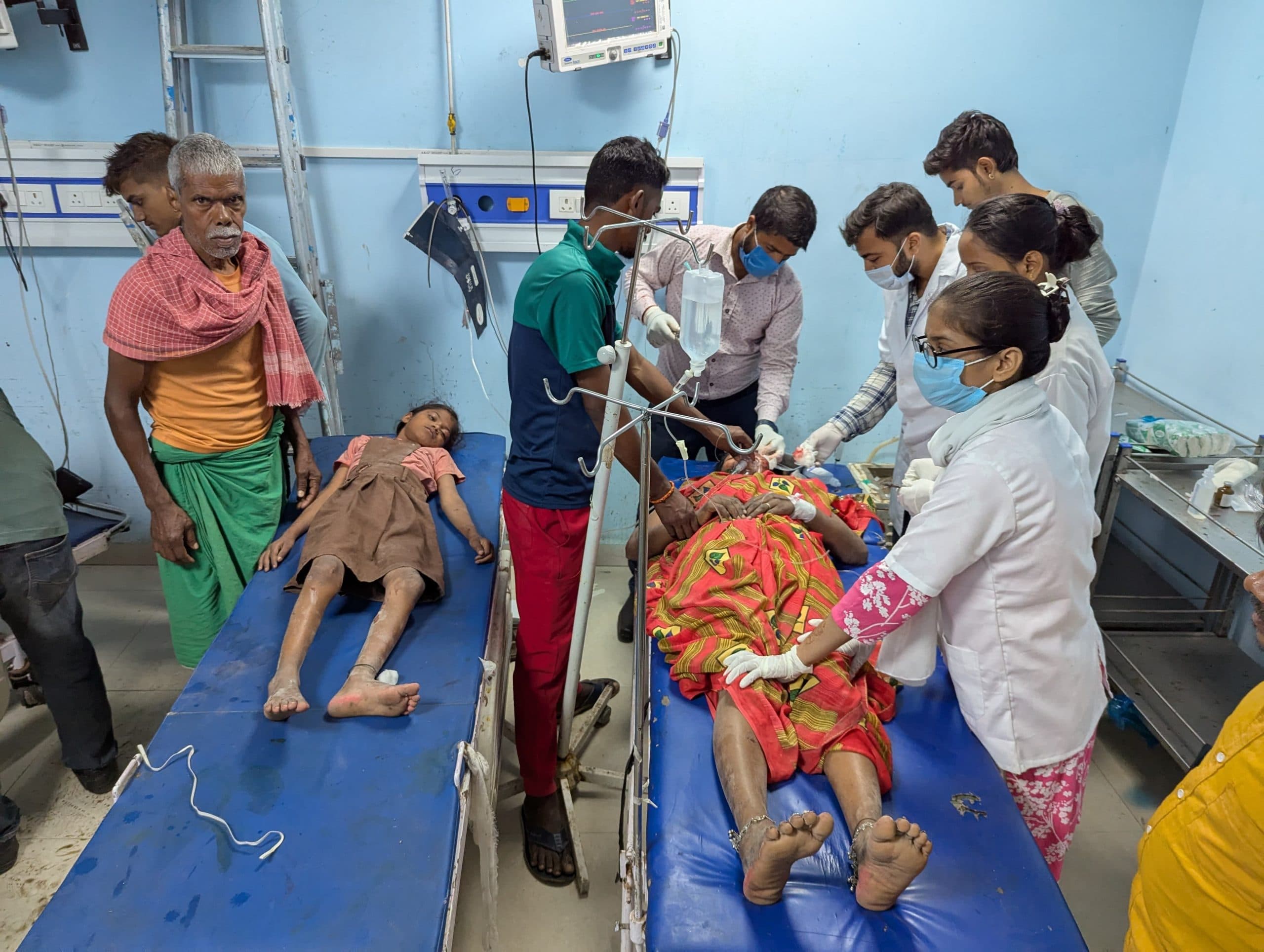 नवनिर्मित मकान की दीवार गिरने से मां-बेटी घायल