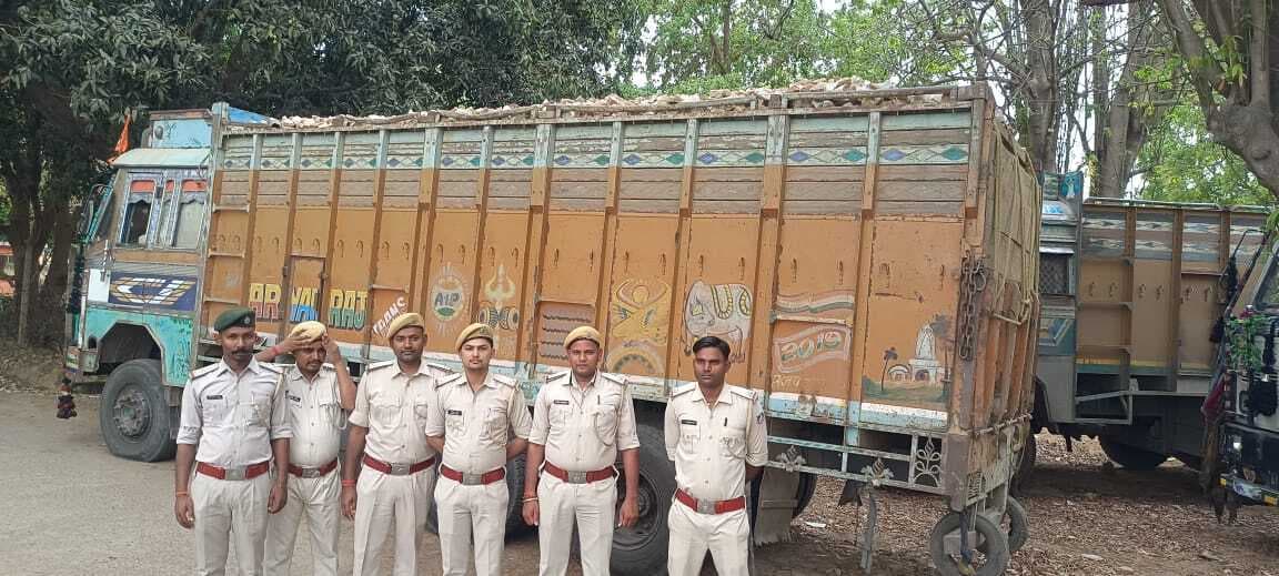 सफेद पत्थर लोड करते एक जेसीबी व दो ट्रक जब्त