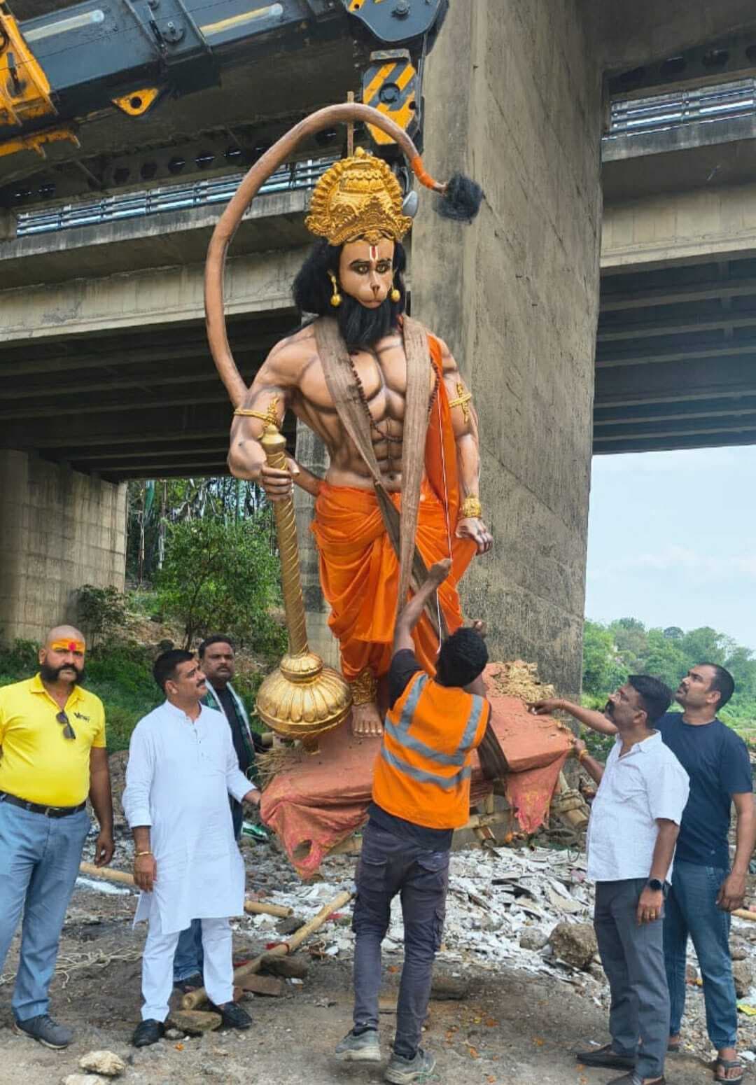 Jamshedpur news. बिष्टुपुर में मूर्तियों को नदी में प्रवाह किये बिना ही छोड़ गये तट पर