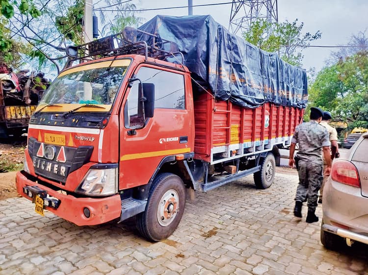 कंटेनर से 149 कार्टन अंग्रेजी शराब बरामद, चालक समेत दो धराये