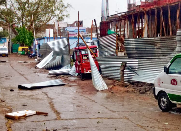 आंधी-पानी में कई इलाकों में गिरे पोल, टूटा तार, पूरे जिले में बिजली की आपूर्ति व्यवस्था चरमराई