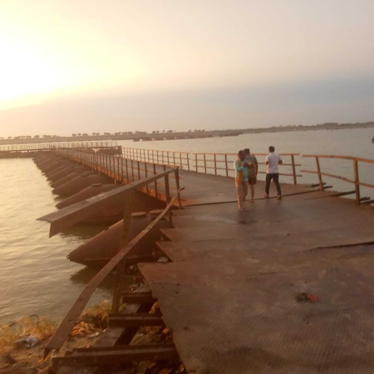 तेज आंधी में महुली घाट स्थित पीपा पुल तीन-चार भाग में बटा, आवागमन बाधित