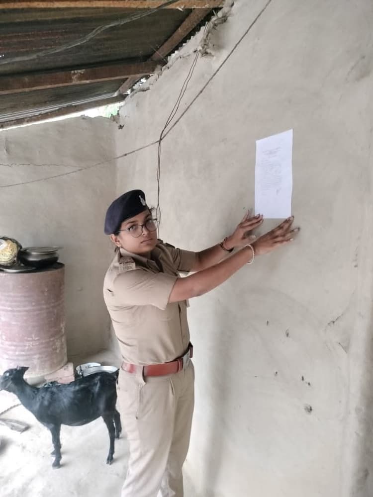 आरोपित के घर पुलिस ने चिपकाया इश्तेहार