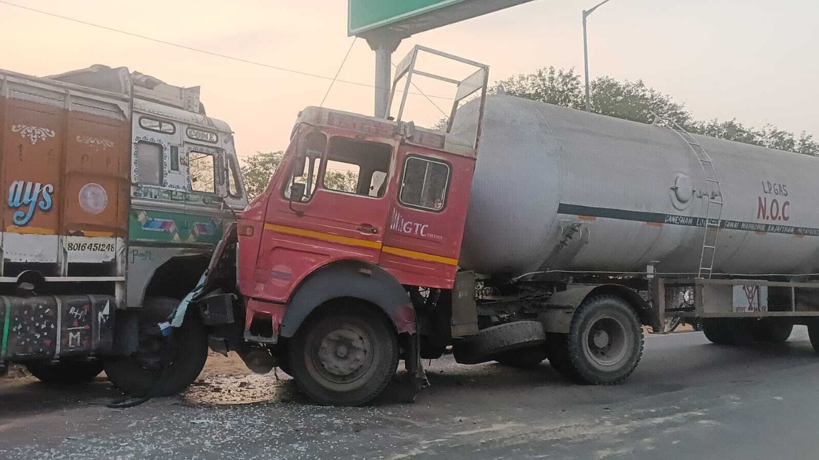 गैस कंटेनर व ट्रक आपस में भिड़े, दोनों के चालक फरार