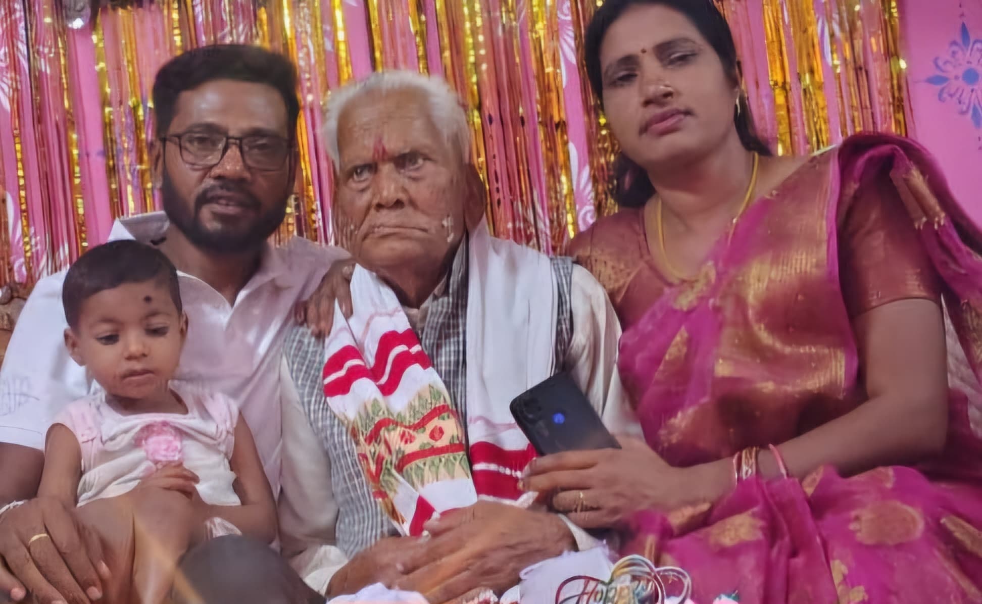 परिवार ने मनाया बुजुर्ग का 100वां जन्मदिन