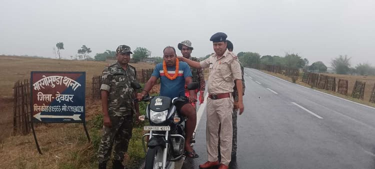 बिना हेलमेट पहन बाइक चलाने वालों को पुलिस ने पहनायी माला, ट्रैफिक नियम के पालन की दी हिदायत