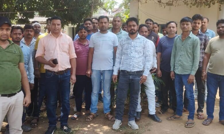 मानदेय नहीं मिलने से कर्मियों ने बंद की शराब की दुकानें