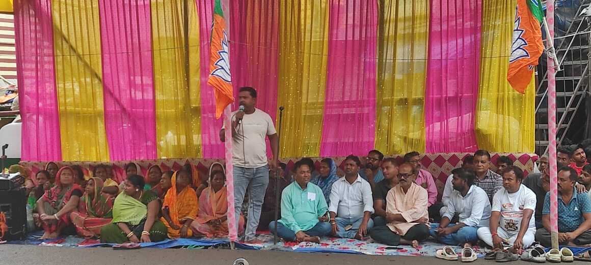 दलित लड़की की बरामदगी व आरोपी की गिरफ्तारी की मांग को लेकर भाजपाइयों ने दिया धरना