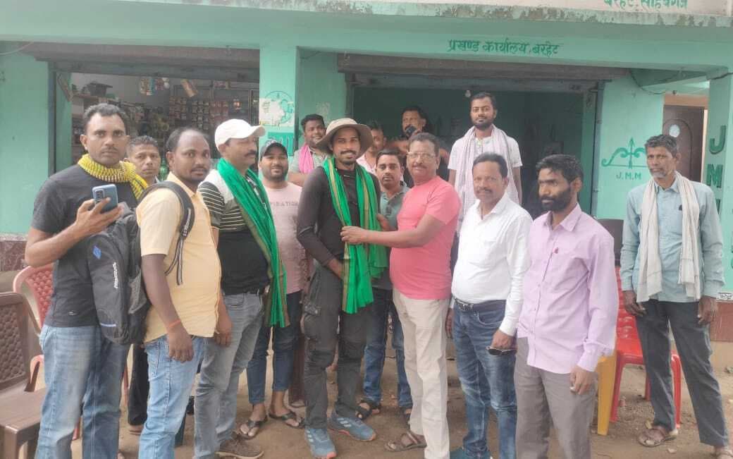 केरल से साइकिल चलाकर बरहेट पहुंचे नवीन, सिदो-कान्हू की जयंती पर बनायेंगे डॉक्यूमेंट्री