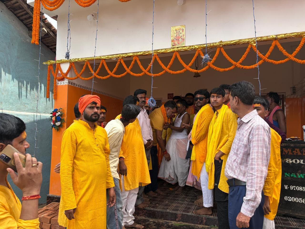 Deoghar news : पालोजोरी : मां काली मंदिर में प्राण-प्रतिष्ठा के लिए अनुष्ठान शुरू, कलश यात्रा में शामिल हुए पूर्व मंत्री