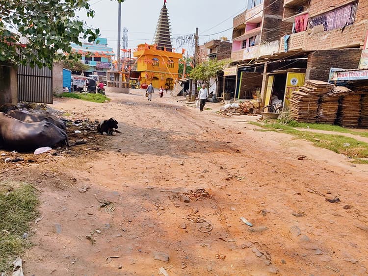 बाजार समिति मोड़ गड्ढे में हुआ तब्दील, हादसा होने की बनी रहती है संभावना