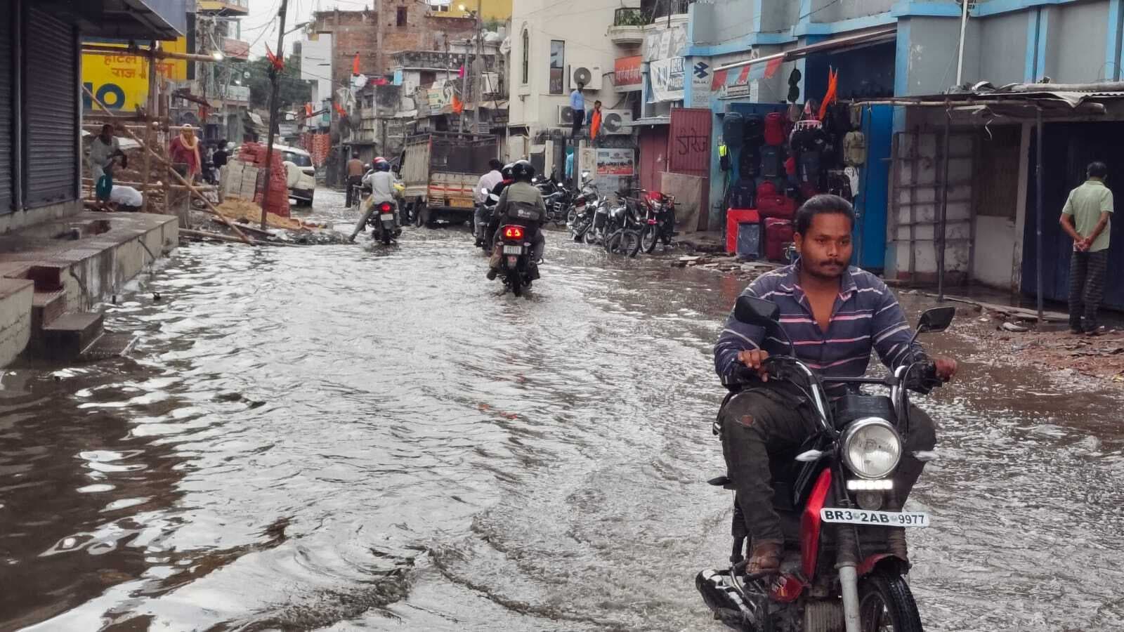 Madhubani News : दो दिनों से रूक - रूककर हो रही बारिश से जनजीवन अस्तव्यस्त