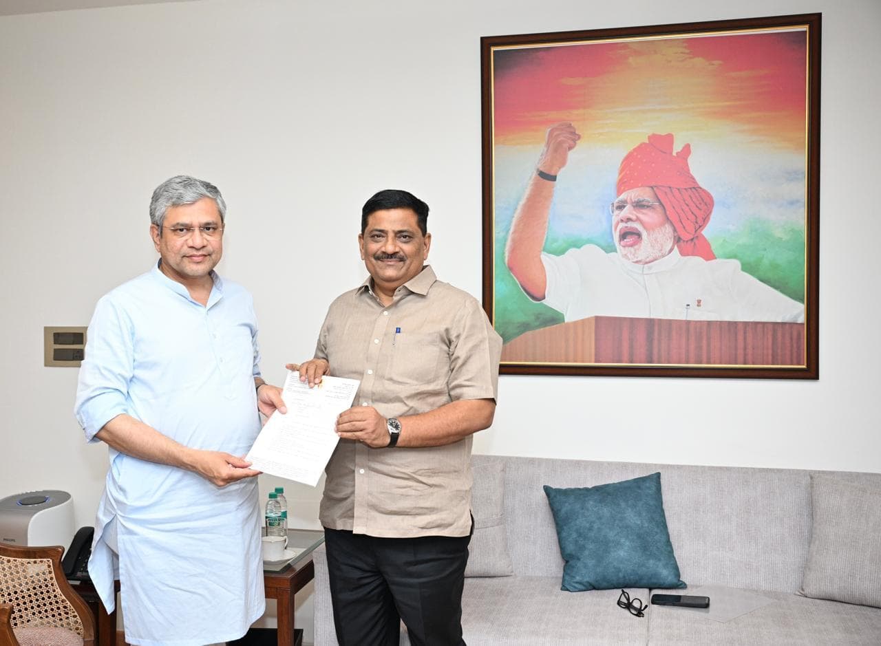 Darbhanga News: संजय कुमार झा ने शीशो में मेगा कोचिंग टर्मिनल बनाने की रेलमंत्री के समक्ष रखी मांग