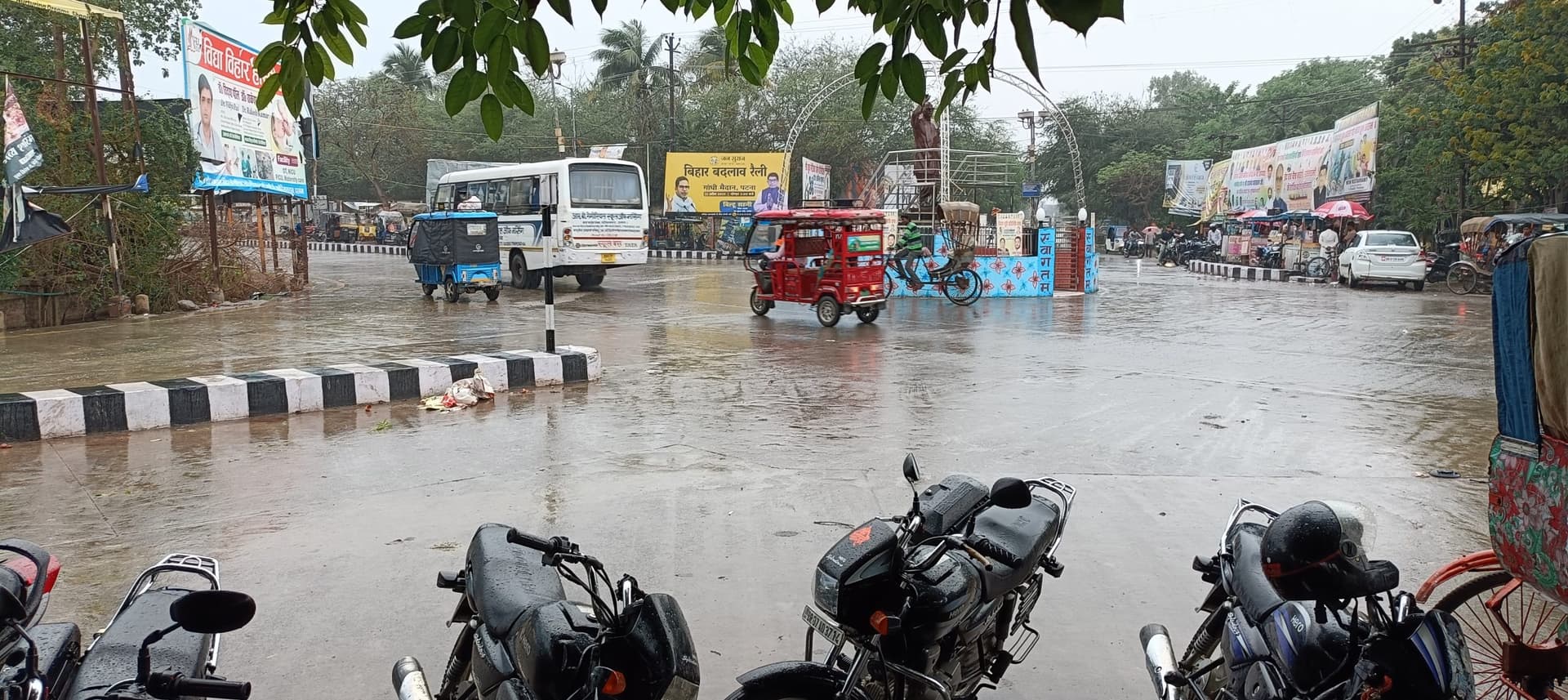 Darbhanga News: बारिश से शहर में जगह- जगह जलजमाव, जनजीवन अस्त व्यस्त