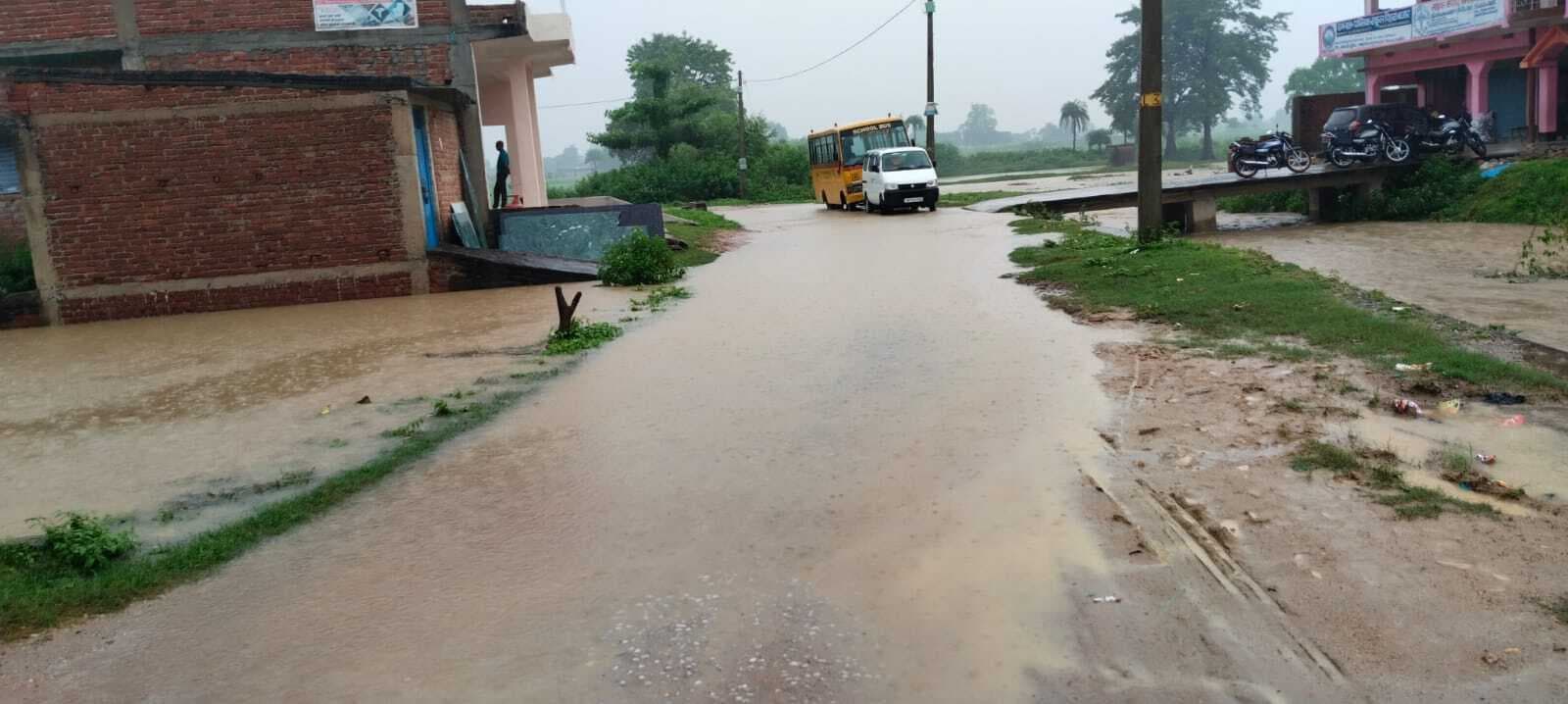Giridih News :गावां में हुई मूसलधार बारिश, सड़कों पर जमा पानी
