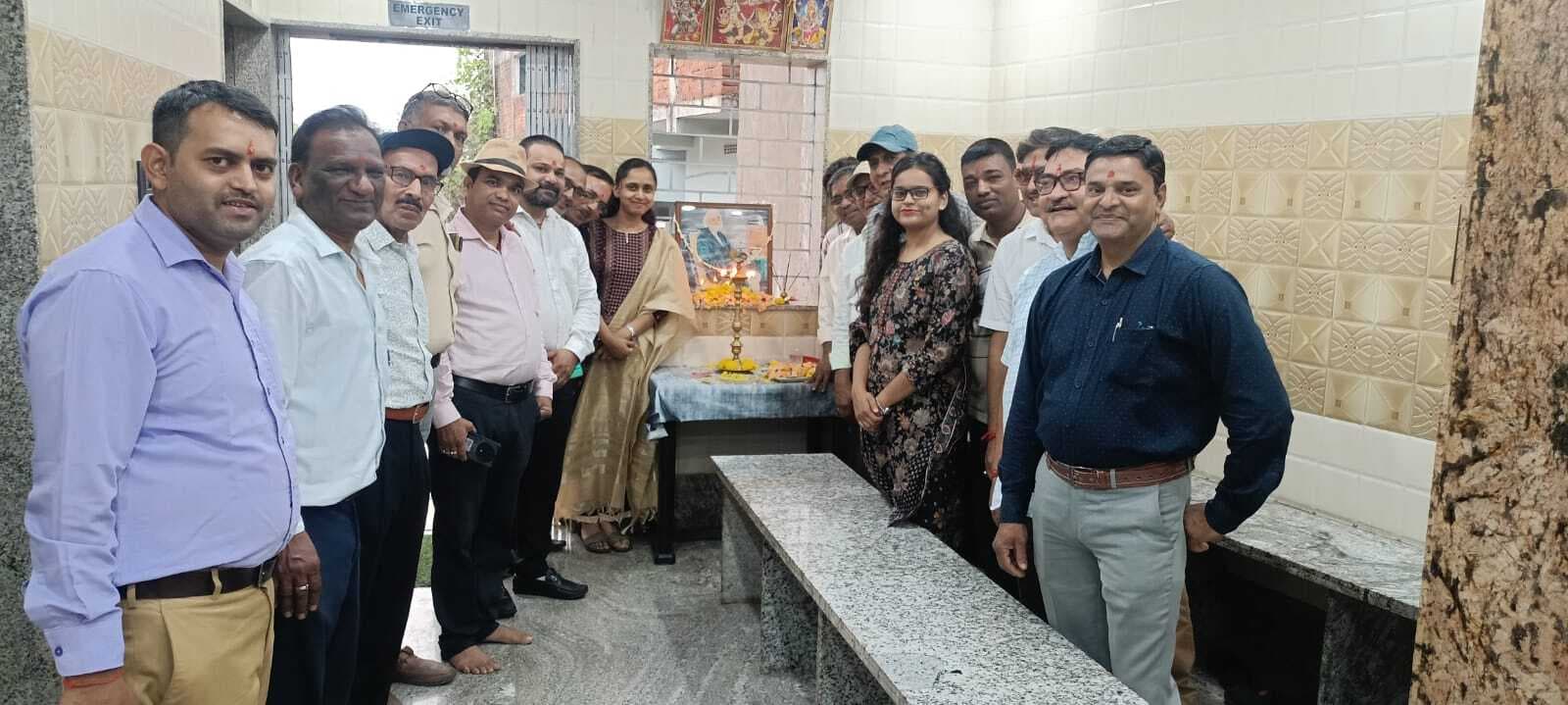 Giridih News :डॉ हैनीमैन की जयंती पर दो सौ लोगों का किया गया इलाज