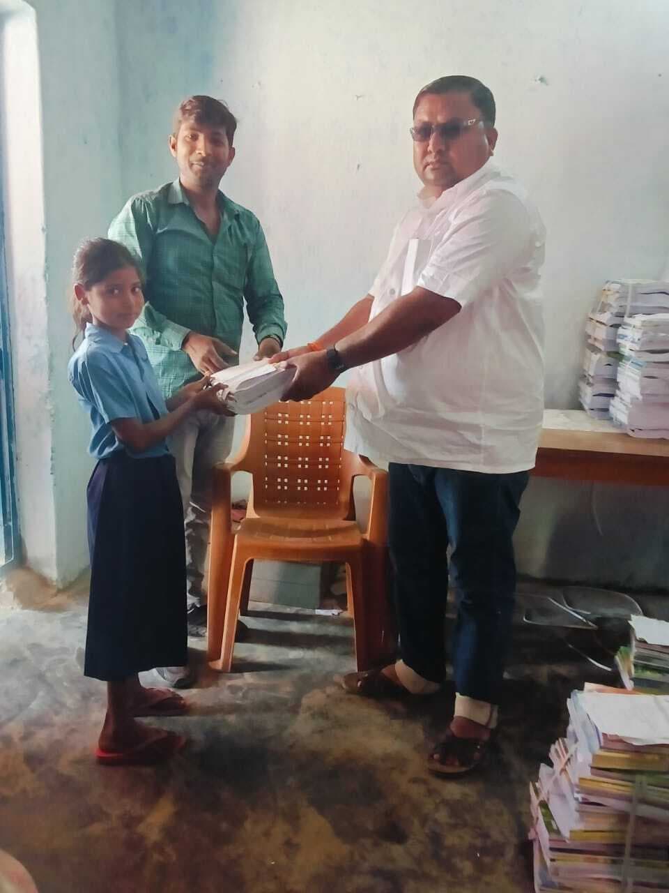 Madhubani News : छात्र-छात्राओं को उपलब्ध कराया पुस्तक