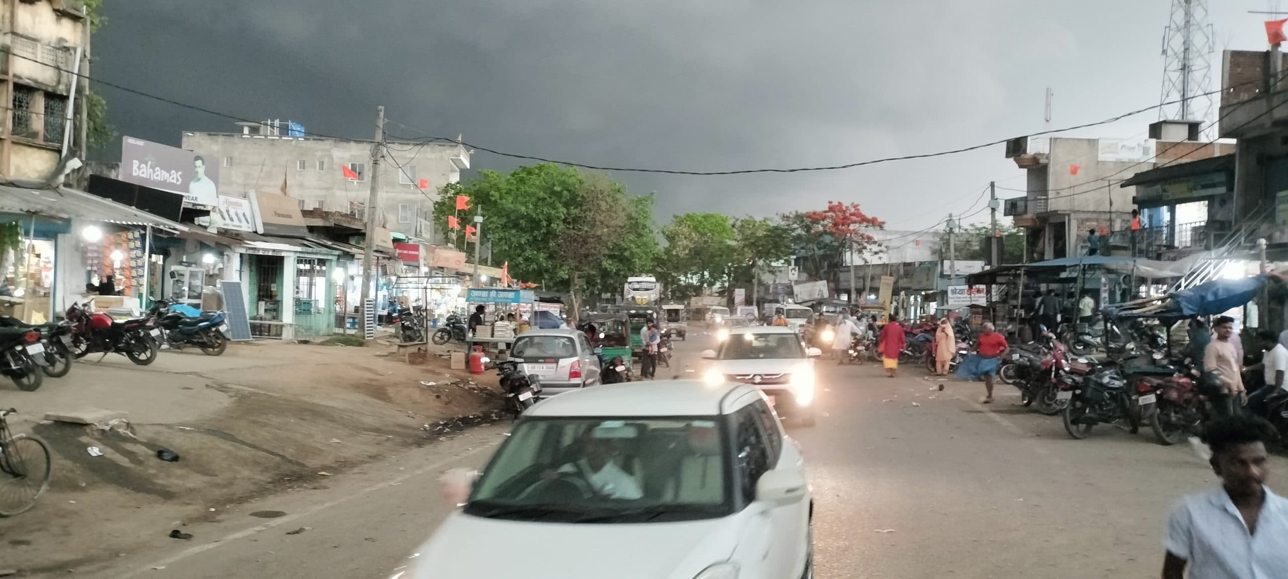 Giridih News :खोरीमहुआ में दिन में दिखा रात का नजारा