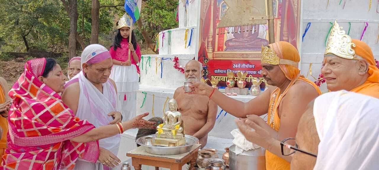 Giridih News :भगवान महावीर के जयकारों के साथ गीतों से गूंजा मधुबन