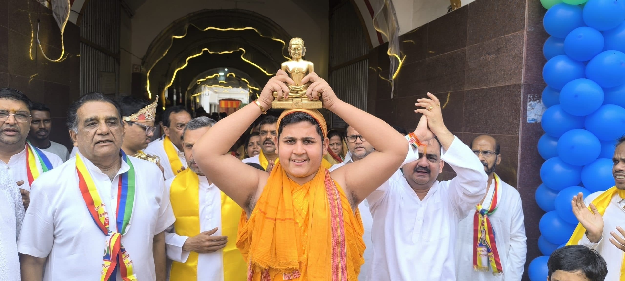 Giridih News :महावीर जयंती पर गिरिडीह में निकली शोभा यात्रा