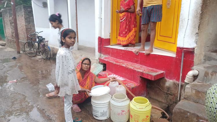 मुंगेर शहरवासियों की दूर नहीं हो रही पानी की समस्या, सुबह होते ही शुरू हो जाती है जद्दोजहद