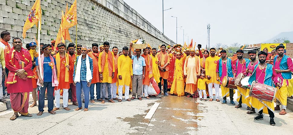 Dhanbad News: चलकरी व कुड़ामु में निकली कलश यात्रा