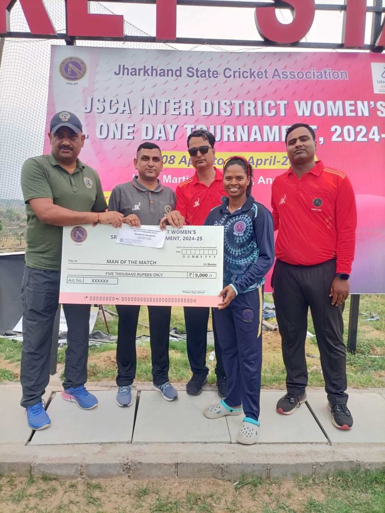 Chaibasa News: जिले की बेटी रश्मि ने बनाये 211 रन, गुमला को हरा प सिंहभूम सुपर डिवीजन में