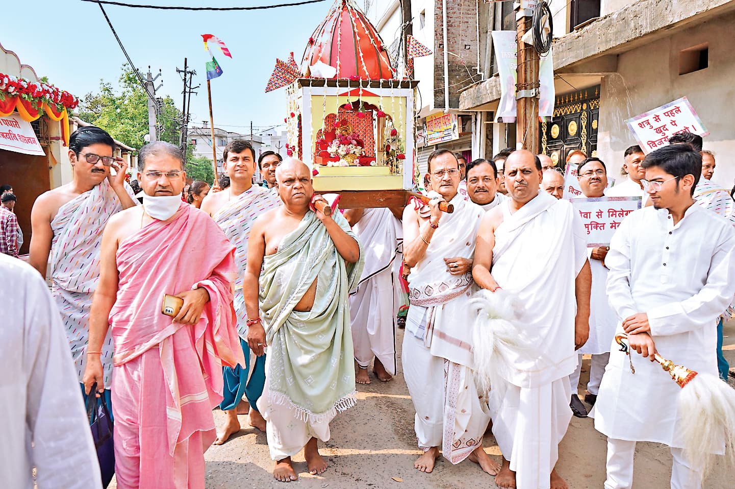 ranchi news : श्वेतांबर जैन मंदिर डोरंडा से निकली भगवान महावीर की शोभायात्रा